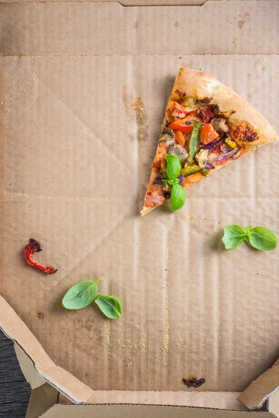 Última rebanada de pizza vegetariana casera en caja — Foto de Stock