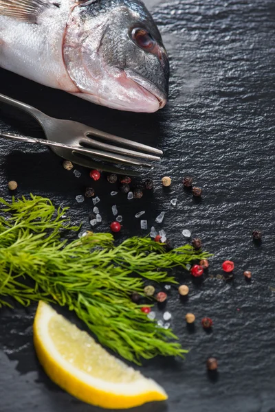 Poisson de mer entier frais aux herbes aromatiques, concept de cuisson — Photo