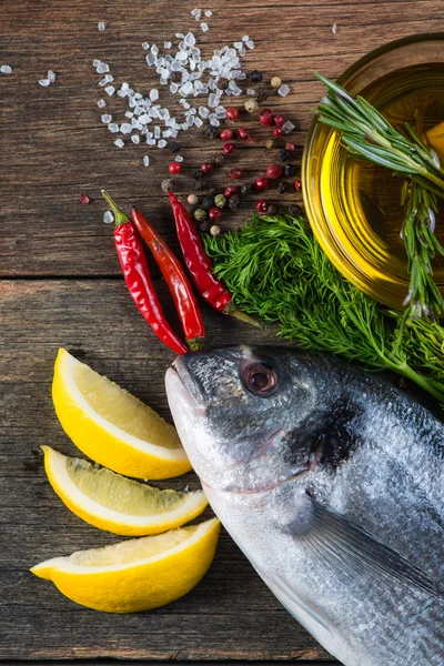 Fresh whole sea fish with aromatic herbs and spices — Stock Photo, Image