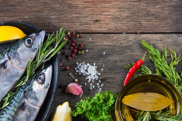 Food background of fresh fish with herbs,cooking concept — Stock Photo, Image