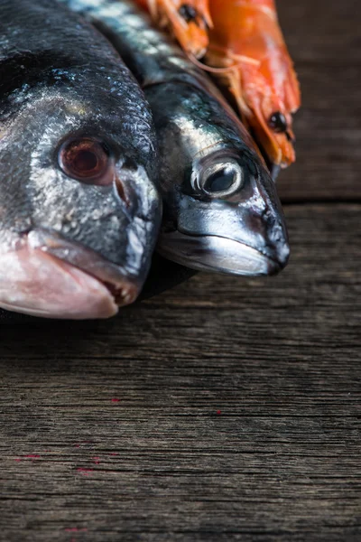 Pescado fresco sobre fondo de madera — Foto de Stock