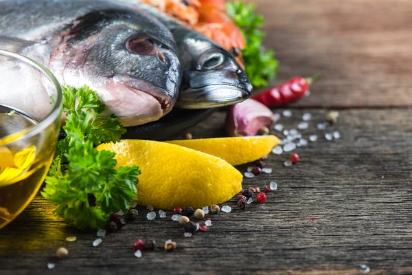 Food background of fresh fish with herbs,cooking concept — Stock Photo, Image