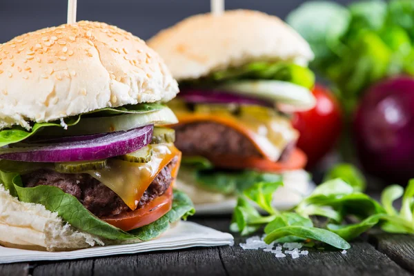 Ahşap masa üzerinde sebze ile ev yapımı hamburger