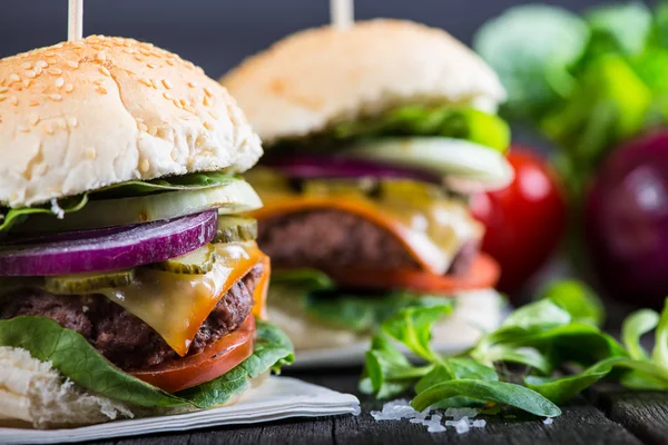 Ahşap masa üzerinde sebze ile ev yapımı hamburger
