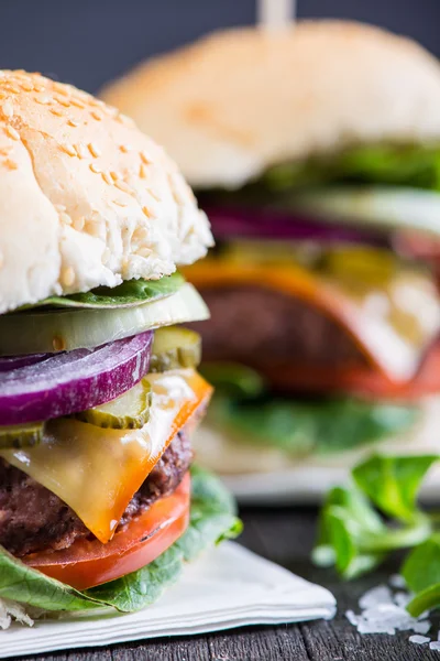 Zbliżenie pub styl burger na drewnianym stole — Zdjęcie stockowe