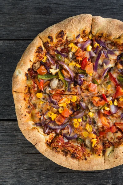 Hemlagade vegetariska pizza från ovan på träbord — Stockfoto