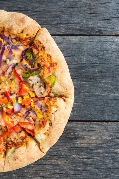 Hausgemachte vegetarische Pizza von oben auf Holztisch — Stockfoto