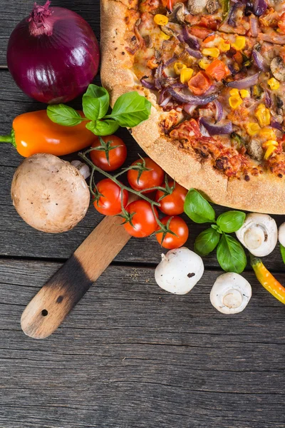 Homemade vegeterian pizza from above on wooden table — Stock Photo, Image