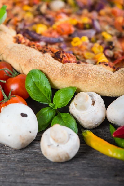 Fresh homemade vegeterian pizza with ingredients, overhead — Stock Photo, Image
