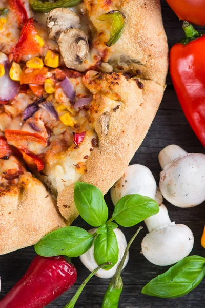 Fresh homemade vegeterian pizza with ingredients, overhead — Stock Photo, Image