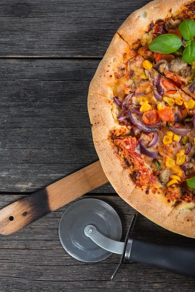 Házi készítésű olasz vegetáriánus pizza — Stock Fotó