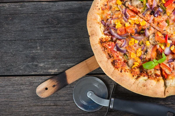 Zelfgemaakte Italiaanse Vegetarische pizza — Stockfoto