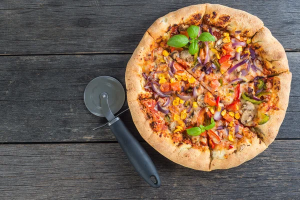 Zelfgemaakte Italiaanse Vegetarische pizza — Stockfoto