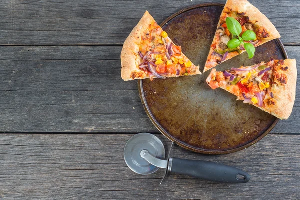 Resterna av hemlagad vegetarisk pizza från ovan — Stockfoto