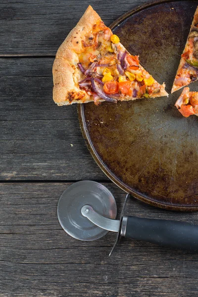 Resterna av hemlagad vegetarisk pizza från ovan — Stockfoto