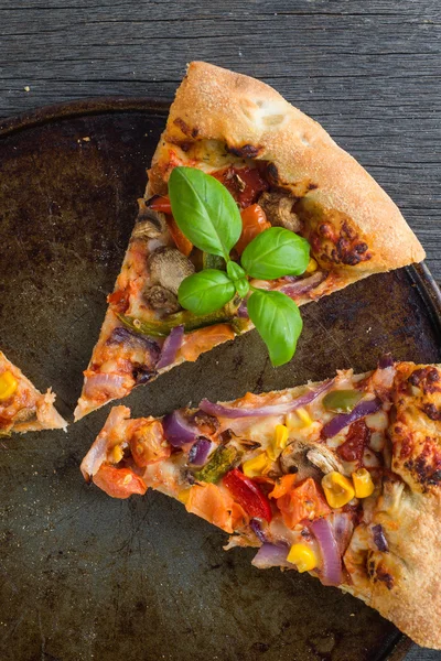 Leftovers of homemade vegetarian pizza from above — Stock Photo, Image