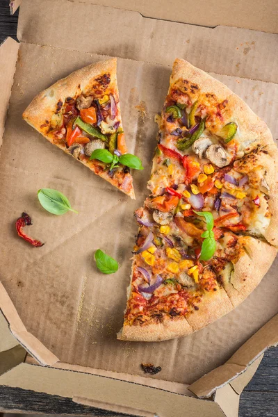Restjes segmenten van zelfgemaakte Vegetarische pizza in vak — Stockfoto