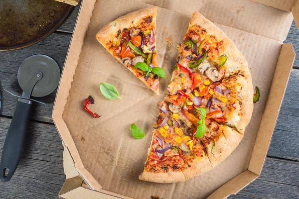 Segmenten van zelfgemaakte Vegetarische pizza in vak — Stockfoto