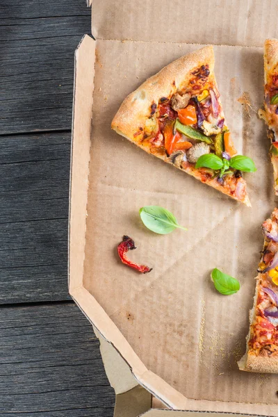 Slices of homemade vegetarian pizza in box — Stock Photo, Image