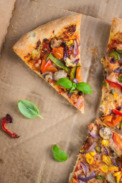 Rebanadas de pizza vegetariana casera en caja — Foto de Stock