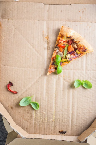 Sobras de rebanadas de pizza vegetariana casera en caja — Foto de Stock