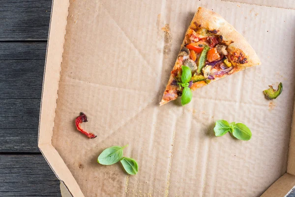 Sobras de rebanadas de pizza vegetariana casera en caja — Foto de Stock