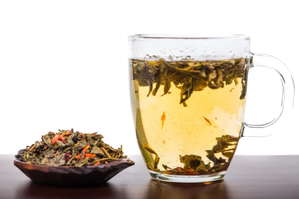 Aromatischer antioxidativer grüner Tee auf Holzbrett, isolierter Backgro — Stockfoto