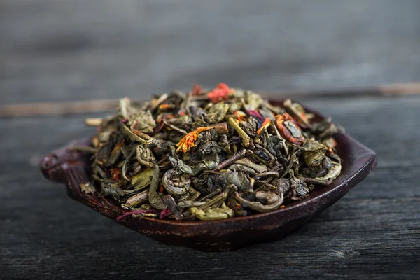 Aromatic antioxidant green tea on wooden board — Stock Photo, Image