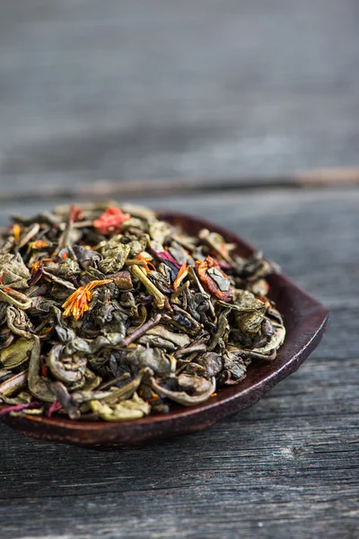 Té verde antioxidante aromático sobre tabla de madera —  Fotos de Stock