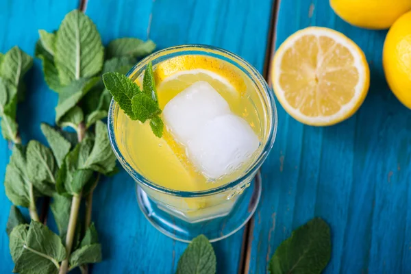 Cytryny domowe lemoniady z mięty — Zdjęcie stockowe