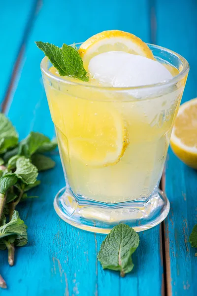 Homemade lemon lemonade with fresh mint — Stock Photo, Image