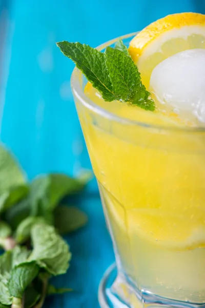 Homemade lemon lemonade with fresh mint — Stock Photo, Image