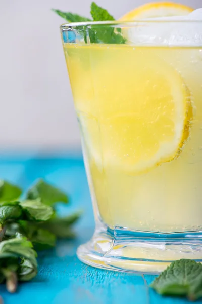 Homemade lemon lemonade with fresh mint — Stock Photo, Image