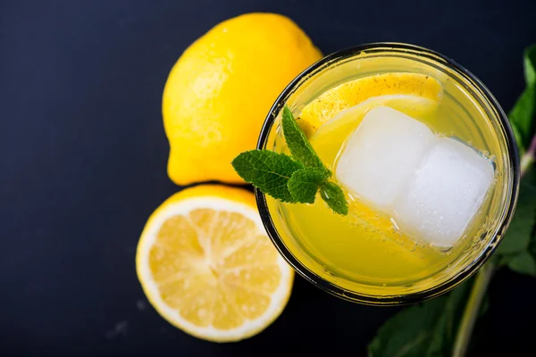 Refreshing lemonade with fresh citrus , mint and ice in glass — Stock Photo, Image