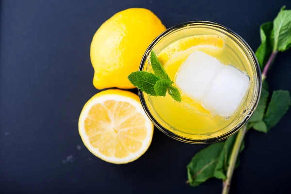 Refreshing lemonade with fresh citrus , mint and ice in glass — Stock Photo, Image