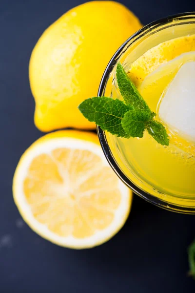 Refreshing lemonade with fresh citrus , mint and ice in glass — Stock Photo, Image