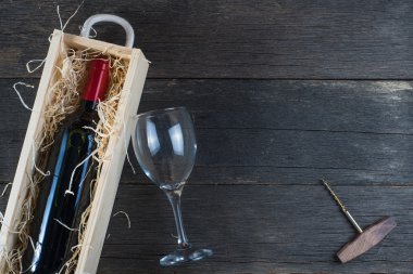 Rustik arka plan üzerinde kırmızı şarap ile ahşap şarap durum