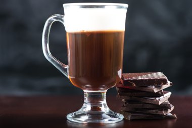 geleneksel güçlü İrlandalı kahve koyu chocolat olan ahşap çubuk üzerinde