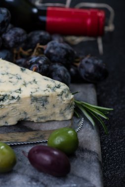 Mermer kurulu peynir seçimi, şarap ve üzüm ile