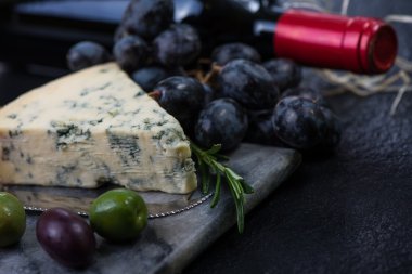 Mermer kurulu peynir seçimi, şarap ve üzüm ile