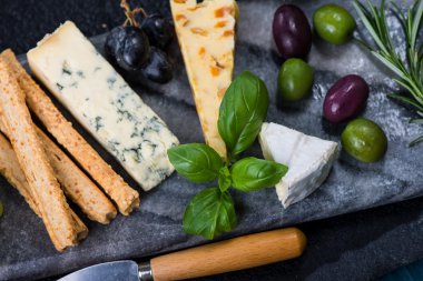 Tapas peynir seçimi zeytin, üzüm ve otlar ile stil