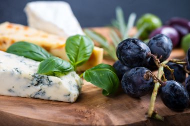 Rustik kurulu peynir seçimi ile tapas meze tarzı.