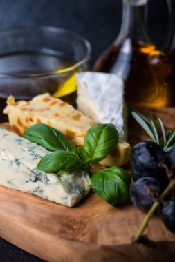 Peynir, zeytin ve şarap ile tapas tarzı yönetim kurulu