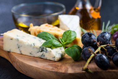 Peynir, zeytin ve şarap ile tapas tarzı yönetim kurulu