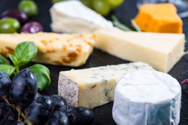 siyah barut ile taze otlar peynir seçimi