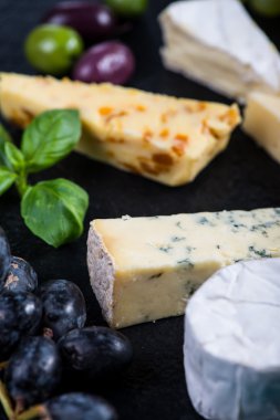 siyah barut ile taze otlar peynir seçimi