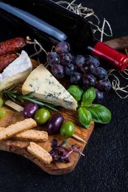 Peynir, zeytin, üzüm ve kırmızı şarap ile tapas kurulu