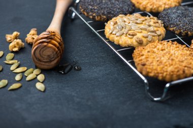 ev yapımı sağlıklı tanımlama bilgisi tohum ve ballı soğutma tepsisi üzerinde