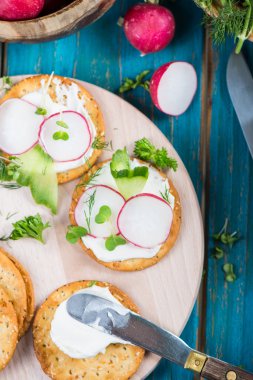 Sağlıklı aperatifler, süzme peynir ve taze sebze ile kraker