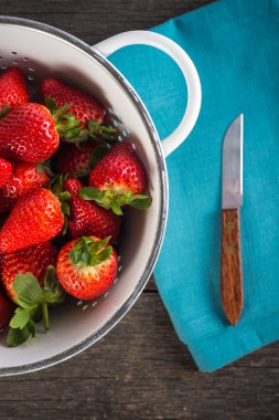 Rustik kevgir içinde tatlı olgun çilek 